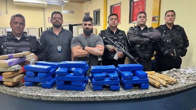 Polícia apreende explosivos e 42 tabletes de maconha no norte fluminense