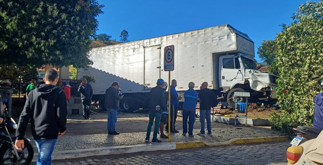 Vídeo: Caminhão perde o freio e invade a praça de Duas Barras