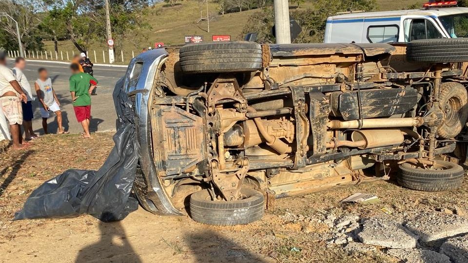 Carro capota e motorista morre na hora em estrada de Aperibé