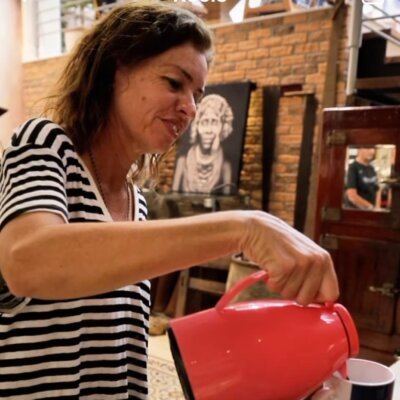 Vídeo: Prefeito de Cantagalo faz declarações polêmicas sobre vice-prefeita 1 Enquanto isso, em ano eleitoral, Emanuela toma café pela cidade.