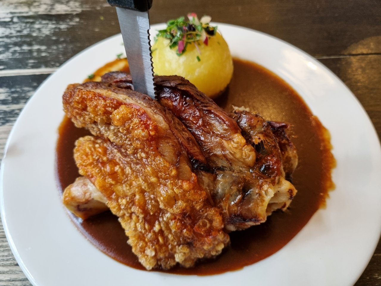 História das cervejas de Nova Friburgo: uma conexão com Munique 3 O schweinshaxe é um dos pratos mais consumidos nas cervejarias. Acervo pessoal