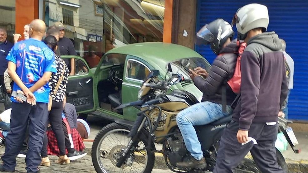 Fusca invade calçada e quase atinge de loja em Nova Friburgo