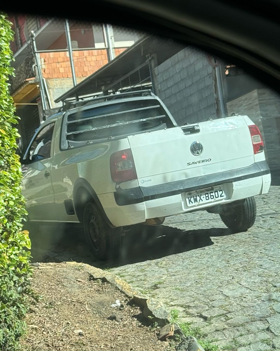 Carros em locais proibidos impedem passagem de ônibus em Nova Friburgo 1 Carro oficial da Prefeitura de Nova Friburgo estacionado em local irregular na Chácara do Paraíso.