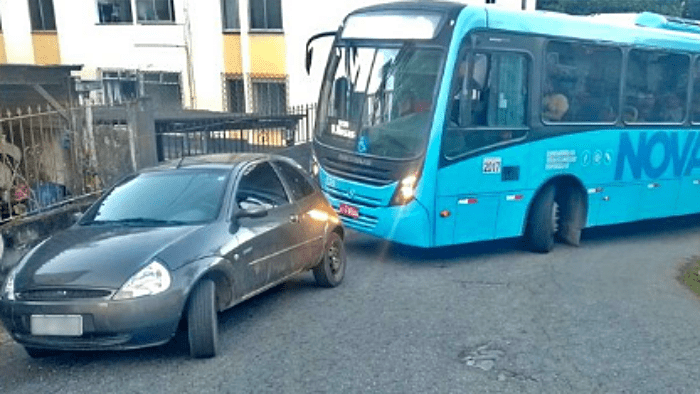 Carros em locais proibidos impedem passagem de ônibus em Nova Friburgo