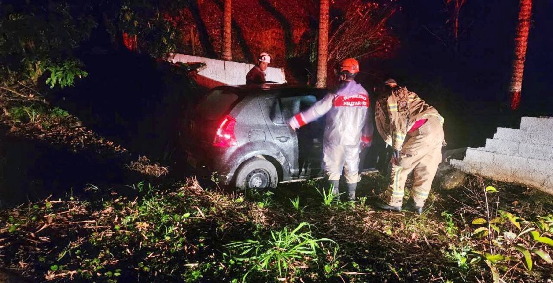 Bombeiros socorrem vítimas de acidente debaixo de chuva na RJ-182