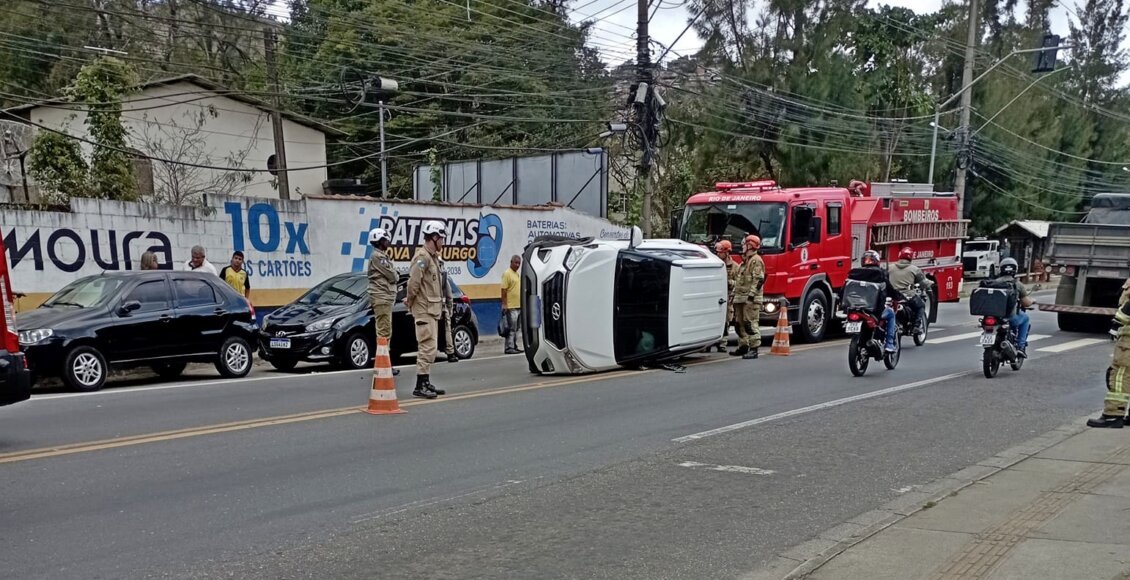 Carro tomba em avenida movimentada de Nova Friburgo