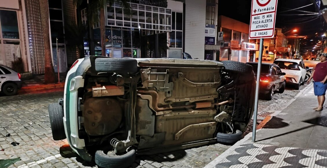 Carro capota em frente ao shopping em Nova Friburgo