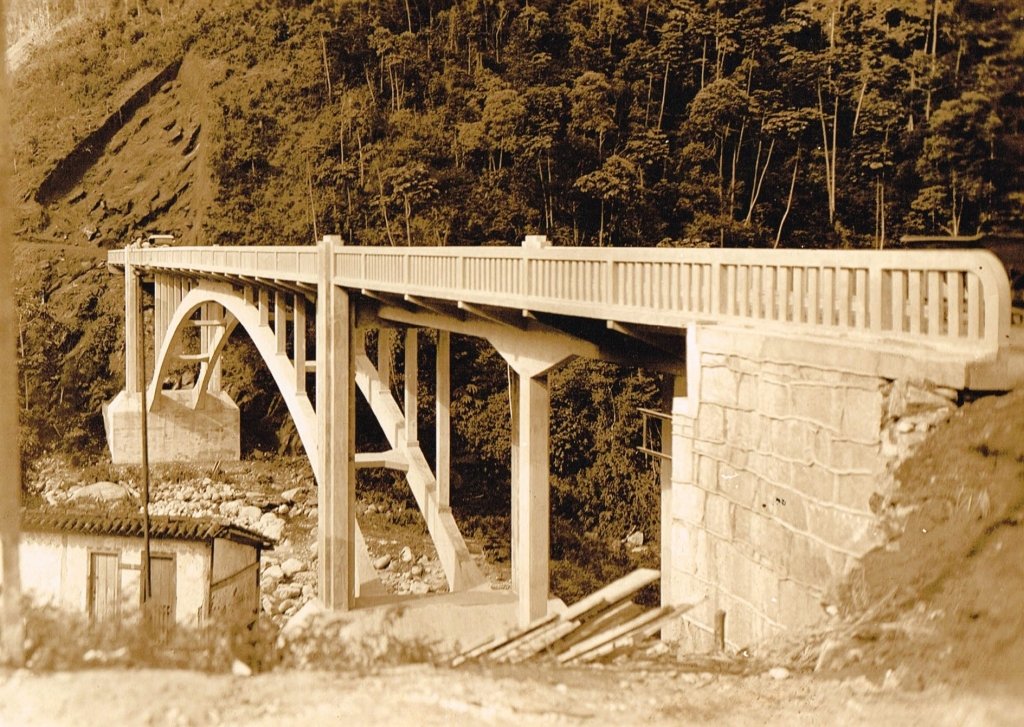 O legado do engenheiro Hans Gaiser no Rio de Janeiro 6 A ponte em arco ainda tem fuligem da Maria Fumaça. Acervo Gabriel Paulino