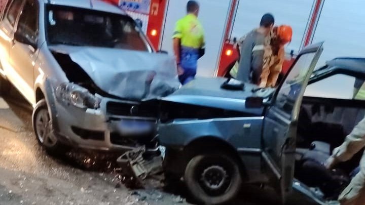 Batida frontal entre dois carros deixa mulher ferida em Bom Jardim