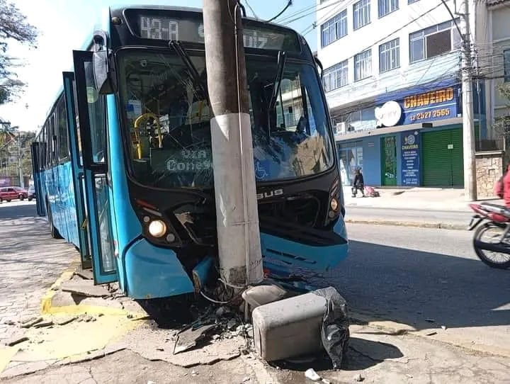 Ônibus bate em poste em Nova Friburgo