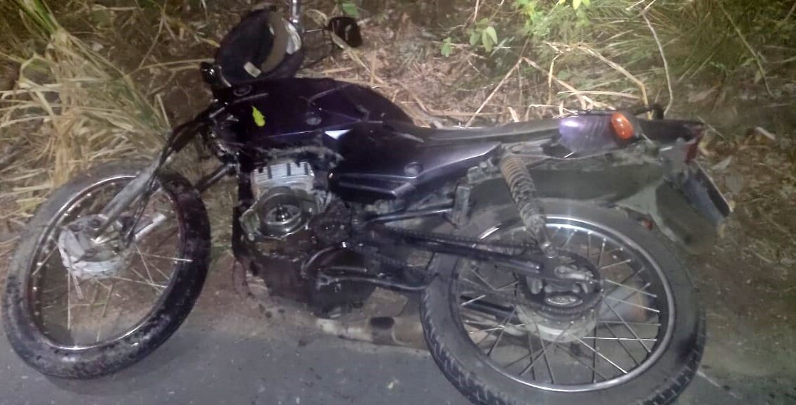 Acidente entre moto e carreta deixa homem morto em Aperibé