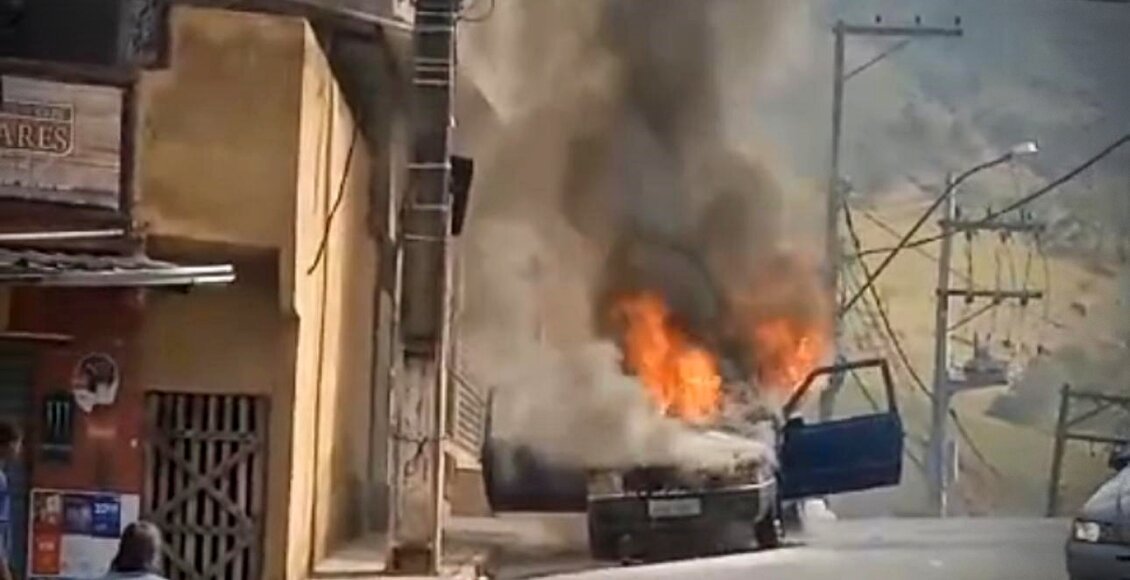 Vídeo: Carro pega fogo no bairro São José, em Cantagalo