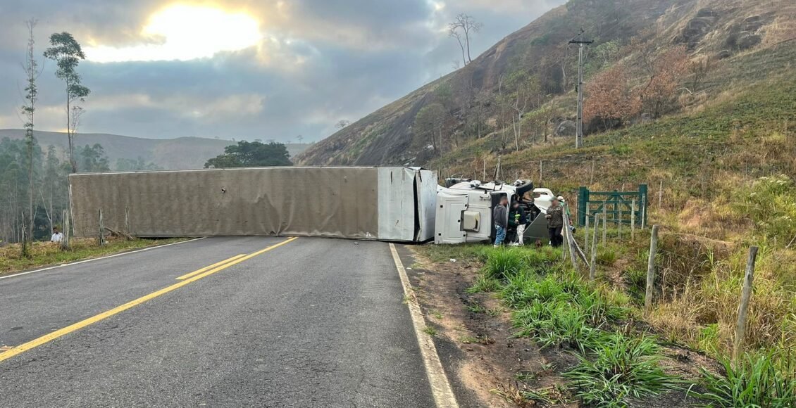 Carreta tomba e interdita rodovia do noroeste fluminense