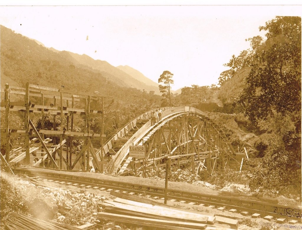 O legado do engenheiro Hans Gaiser no Rio de Janeiro 4 Ponte em arco sobre o leito ferroviário. Acervo pessoal