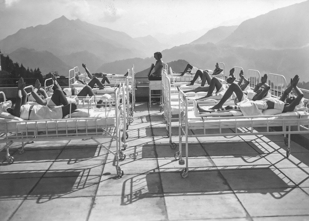 Por que Nova Friburgo é a Suíça Brasileira? 11 Varanda do sanatório de Leysin,1930. Acervo internet