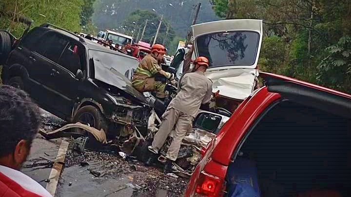 Grave colisão entre carros é registrada em rodovia de Nova Friburgo