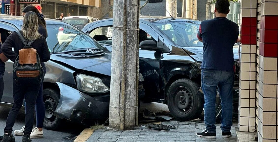 Acidente entre carros é registrado no centro de Nova Friburgo