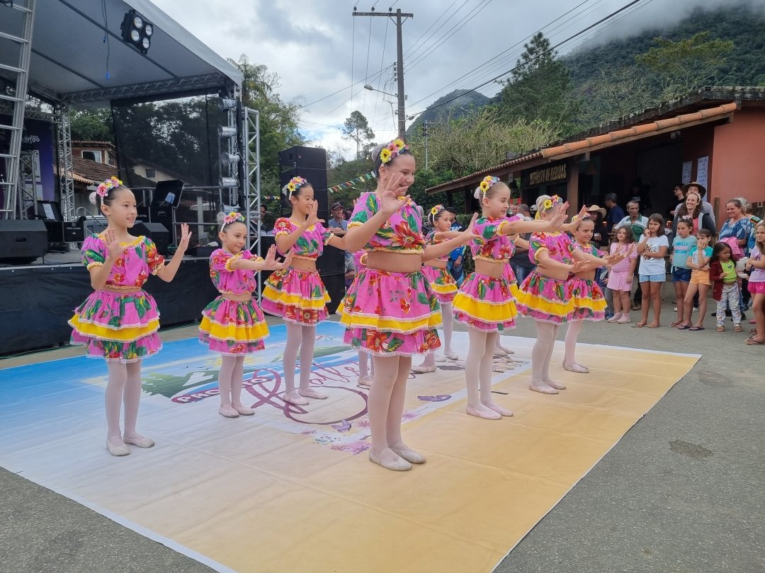 Festa do Inhame em Rio Bonito de Lumiar 2 Apresentação de crianças da localidade durante a festa. Acervo pessoal