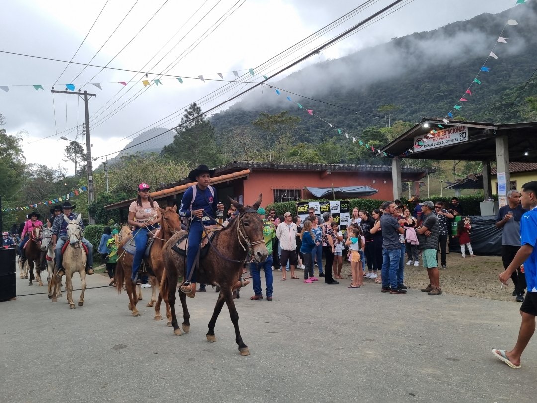 Festa do Inhame em Rio Bonito de Lumiar 1 Cavalheiros que se intitulam muleiros percorrem as ruas do vilarejo. Acervo pessoal