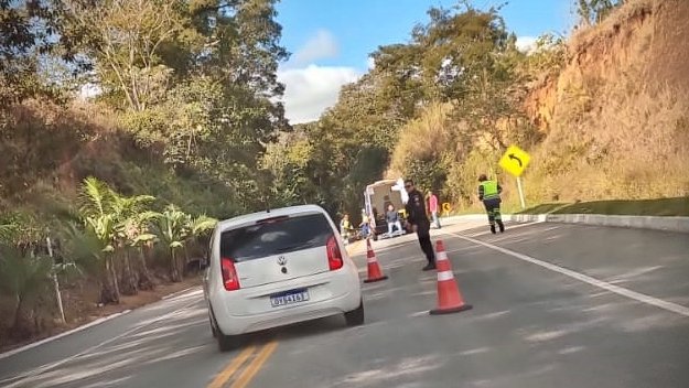 Acidente deixa mulher morta e homem ferido na RJ-116, em Cordeiro