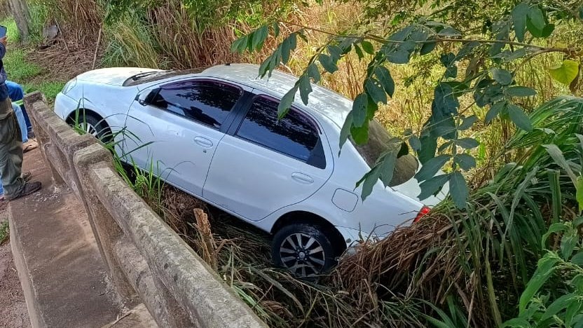 Carro sai da pista e quase cai em valão na RJ-164, em Cantagalo