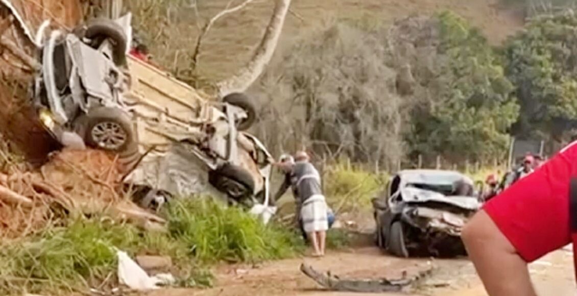 Acidente grave deixa pelo menos três feridos em Bom Jardim Um acidente gravíssimo deixou pelo menos três pessoas feridas na tarde de sexta-feira, 9/8, na rodovia RJ-146, entre a cidade de Bom Jardim (RJ) e o distrito de Barra Alegre. Imagens enviadas ao portal mostram populares tentando acudur duas mulheres agarradas dentro de um carro da Rio + Saneamento, que acabou tombando por cima de um barranco. As imagens mostram ainda um homem preso às ferragens do outro veículo envolvido na colisão. O Corpo de Bombeiros aparece cortando as ferragens do carro. A reportagem aguarda informações oficiais sobre as vítimas.
