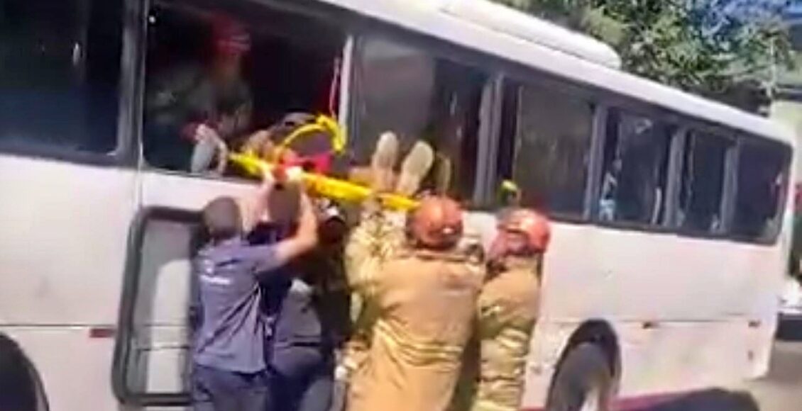 Vídeo: Passageiros de ônibus são resgatados após acidente em Petrópolis