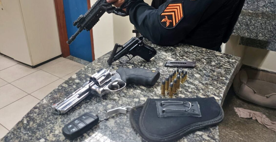 Jovem é detido com armas após ameaçar familiares em Aperibé