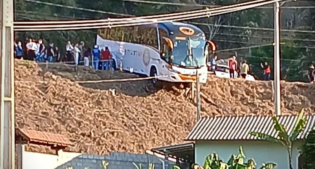 Ônibus fica pendurado em barranco após atingir carros na RJ-130