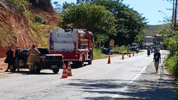Mulher é socorrida após colisão entre moto e carro em Cordeiro