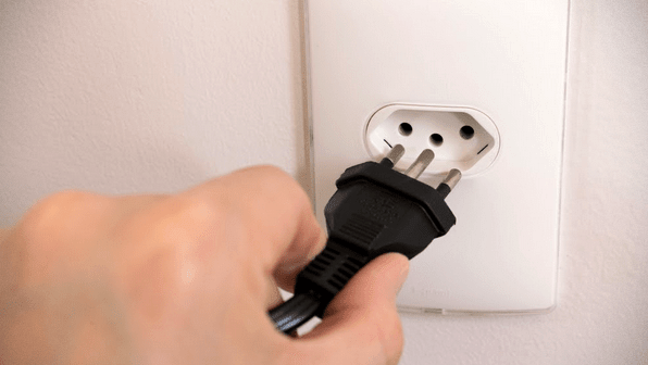Oscilação de energia elétrica deixa moradores revoltados em Cordeiro