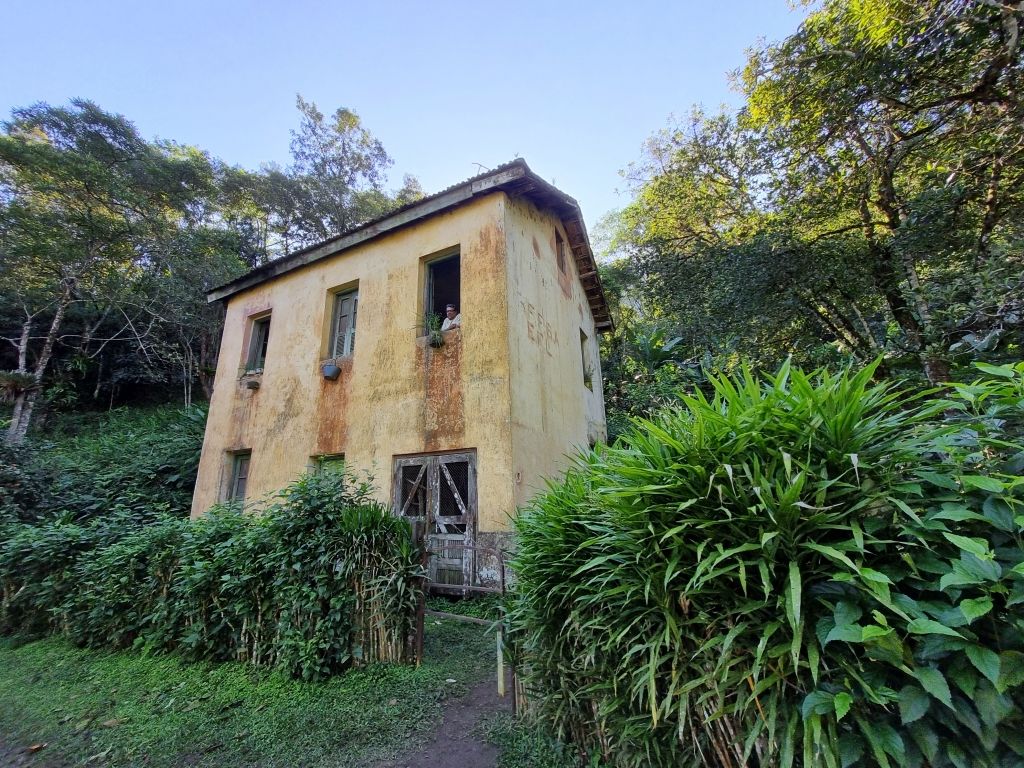 Memória do leito ferroviário: Cachoeiras de Macacu a Nova Friburgo 6 A casa de turma na serra de Cachoeiras de Macacu. Acervo pessoal