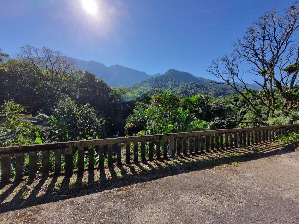 Memória do leito ferroviário: Cachoeiras de Macacu a Nova Friburgo 9 Belissima vista da ponte desativada da antiga rodovia sobre o leito ferroviario. Acervo pessoal
