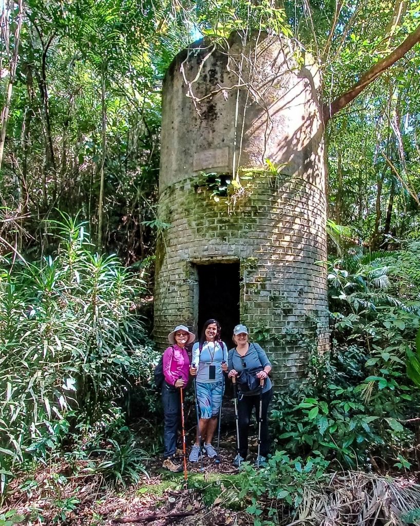 Memória do leito ferroviário: Cachoeiras de Macacu a Nova Friburgo 18 Ecoando Caminhadas parada na caixa dagua do Posto do Registro construido em 1919. Acervo proprio
