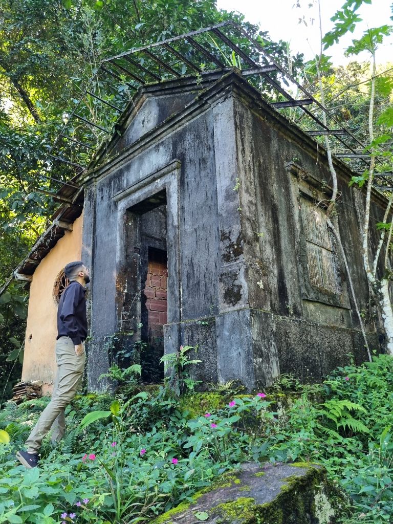 Memória do leito ferroviário: Cachoeiras de Macacu a Nova Friburgo 5 Estacao Agente Maia no antigo leito ferroviario. Acervo pessoal