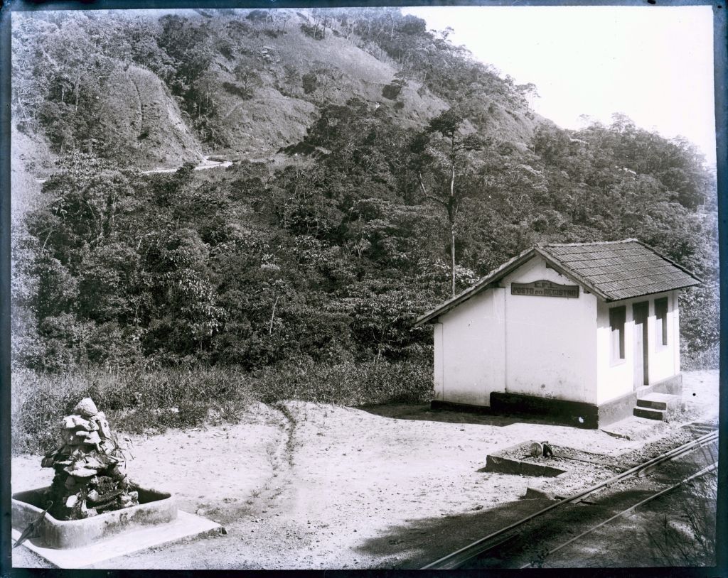 Memória do leito ferroviário: Cachoeiras de Macacu a Nova Friburgo 15 Fonte artificial do Posto do Registro. Acervo RFFSA