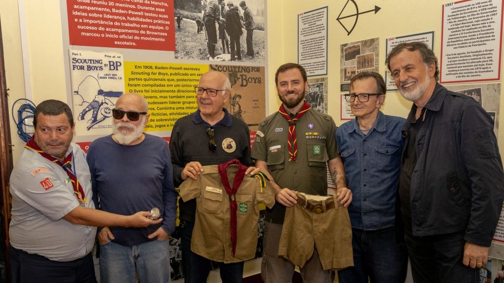Grupo de Escoteiros Anchieta: o memorial em Nova Friburgo 5 Gilberto Souza de oculos escuro faz a doacao do seu uniforme quando era lobinho. Foto Patrick Franco