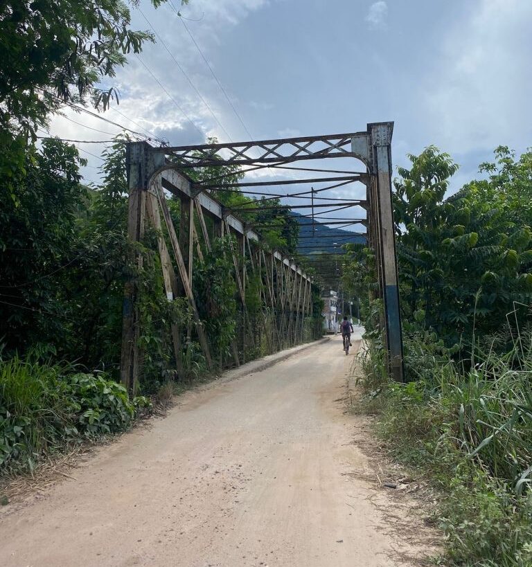 Memória do leito ferroviário: Cachoeiras de Macacu a Nova Friburgo 2 Mesma ponte da foto acima em Cachoeiras de Macacu no bairro Pedreira. Acervo Gabriel Paulino e1726750090785