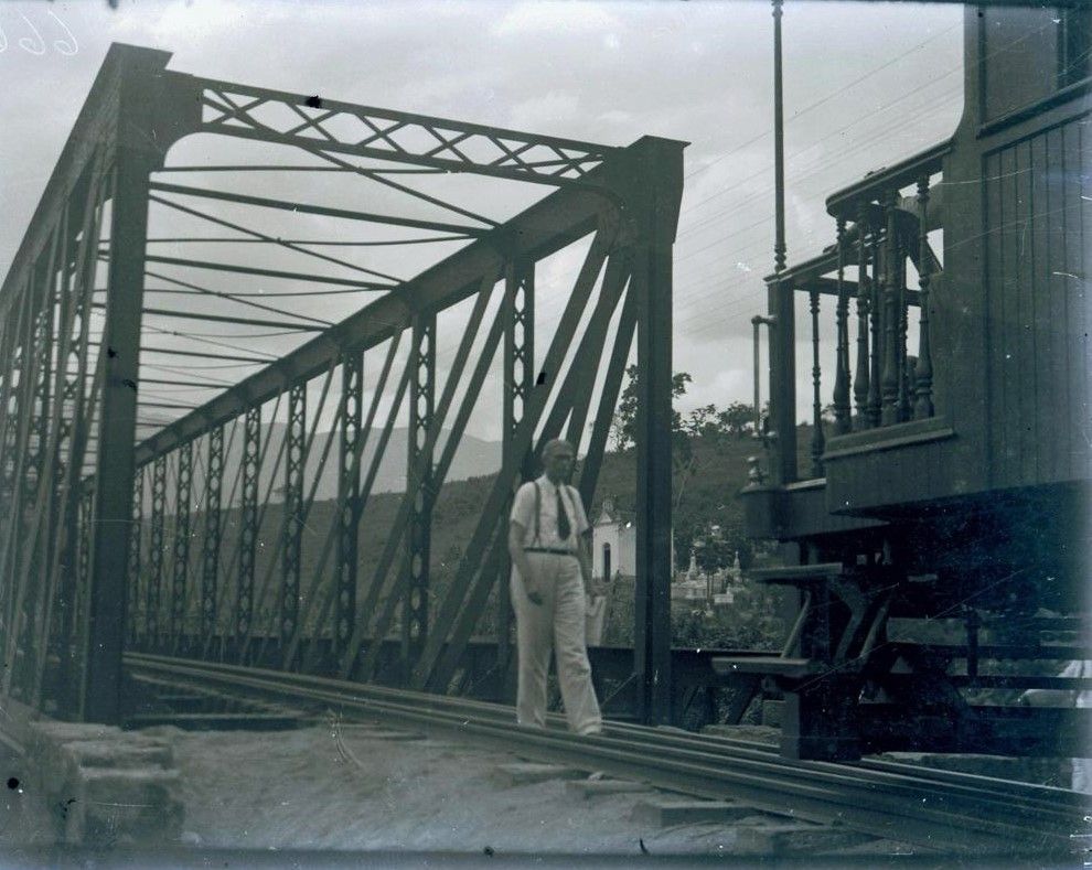 Memória do leito ferroviário: Cachoeiras de Macacu a Nova Friburgo 1 Ponte ferrea da Estrada de Ferro de Cantagalo em Cachoeiras de Macacu. Acervo RFFSA