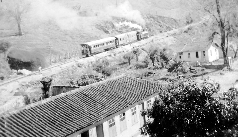 Memória do leito ferroviário: Cachoeiras de Macacu a Nova Friburgo 10 Subida do comboio na serra. Acervo Gabriel Paulino