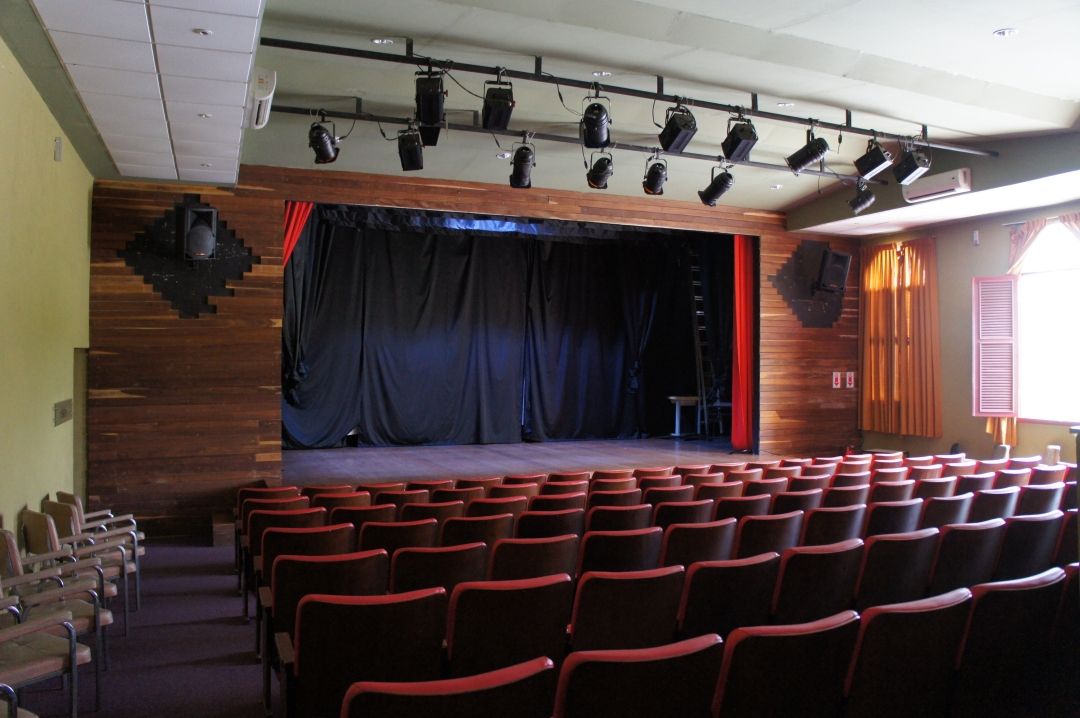 Museu Fazenda Bom Jardim: realizações e desafios 4 Teatro no Galpao Cultural onde funcionava a usina de beneficiamento de cafe. Acervo pessoal