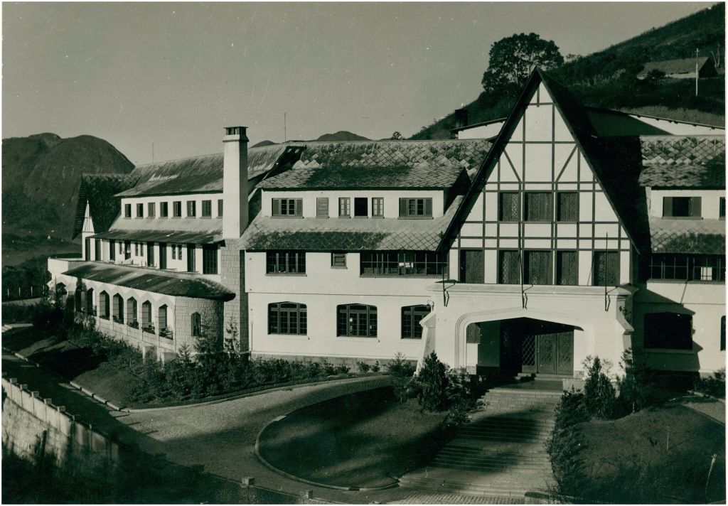 A origem da Praça do Canhão em Nova Friburgo 1 Colegio Nova Friburgo que funcionou no periodo de 1950 a 1977. Acervo FGV