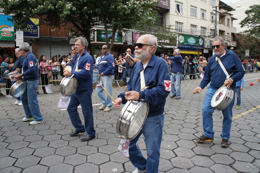 A origem da Praça do Canhão em Nova Friburgo 5 Todos os anos os ex alunos desfilam na celebracao da Independencia. Acervo pessoal. Acervo pessoal