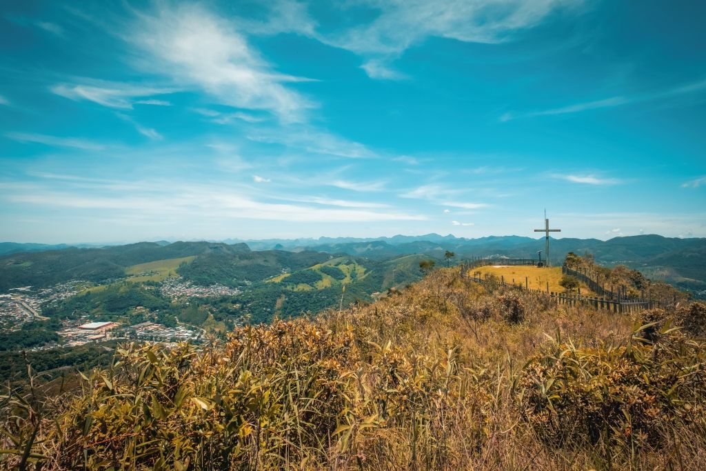 Monte da Santa Cruz e Morro da Santa Cruz em Nova Friburgo 12 A cruz pode ser vista de diversos pontos da cidade. Foto Pedro Bessa