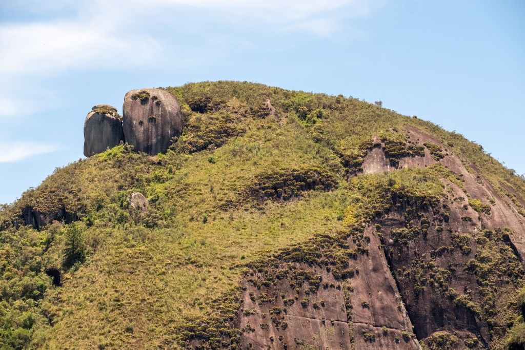 Monte da Santa Cruz e Morro da Santa Cruz em Nova Friburgo 9 A pedra maior tem configuracao de meia esfera. Foto Pedro Bessa