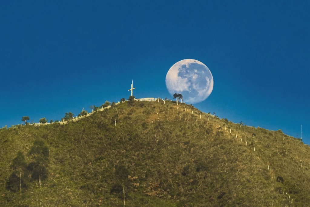 Monte da Santa Cruz e Morro da Santa Cruz em Nova Friburgo 5 A trilha ate a cruz e disponibilizada aos excursionistas. Foto Pedro Bessa