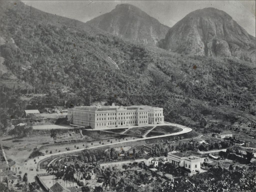 Monte da Santa Cruz e Morro da Santa Cruz em Nova Friburgo 1 Colegio Anchieta em 1911 ao fundo o morro das Duas Pedras. Acervo Colegio Anchieta
