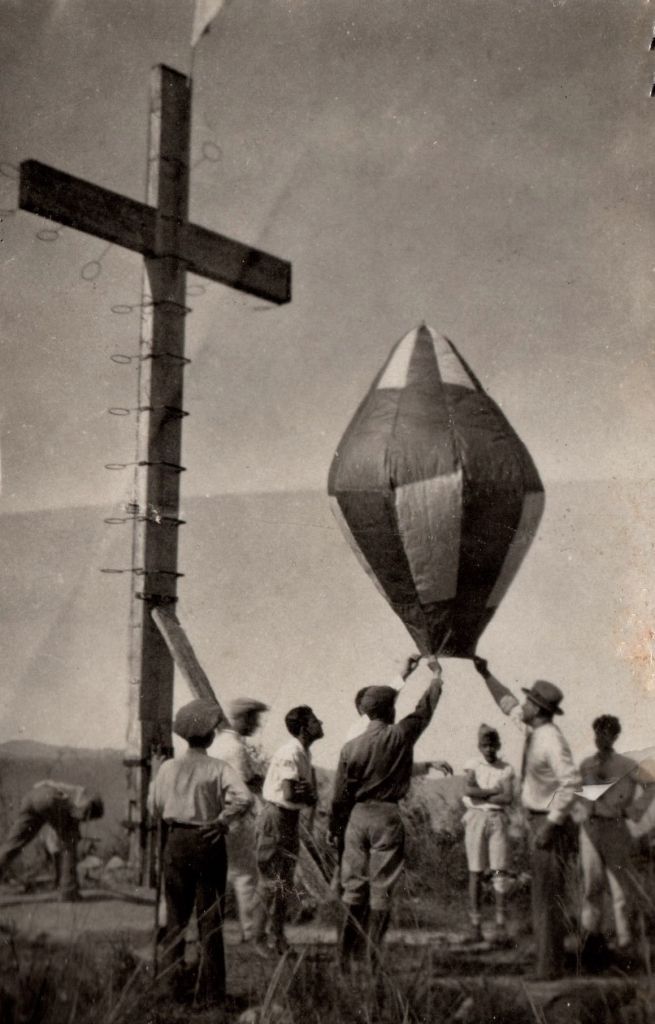 Monte da Santa Cruz e Morro da Santa Cruz em Nova Friburgo 4 Excursao no Monte da Santa Cruz 1930. Acervo Colegio Anchieta