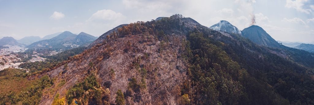 Monte da Santa Cruz e Morro da Santa Cruz em Nova Friburgo 2 O incendio na mata ocorrido em 2024 permite ver a trilha ate o monte da cruz. Foto Pedro Bessa
