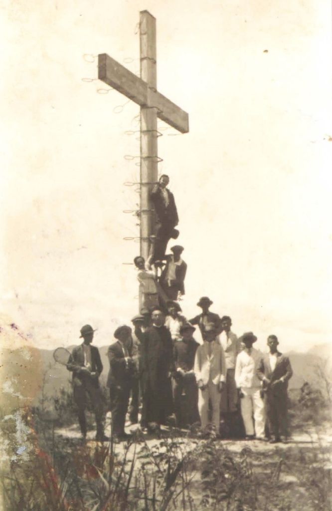 Monte da Santa Cruz e Morro da Santa Cruz em Nova Friburgo 3 Padre Jesuita com um grupo no Monte da Santa Cruz1929. Acervo Colegio Anchieta